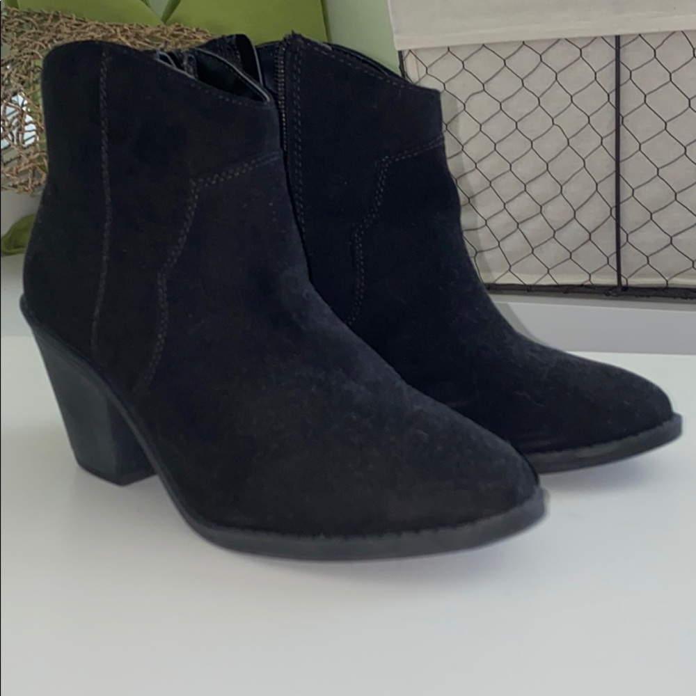 black velvet heels!
